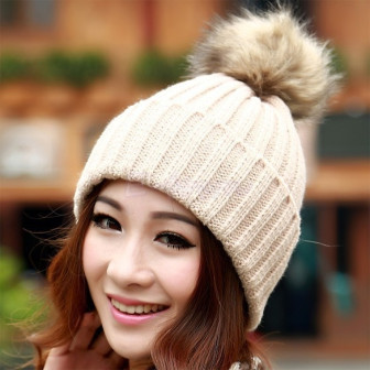 Bonnet coréen tricoté avec ponpon