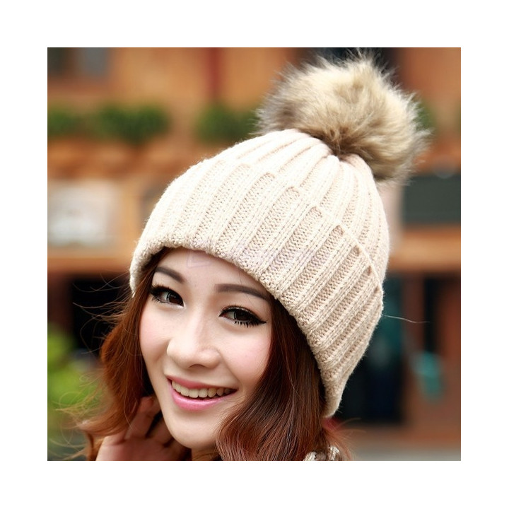 Bonnet coréen tricoté avec ponpon