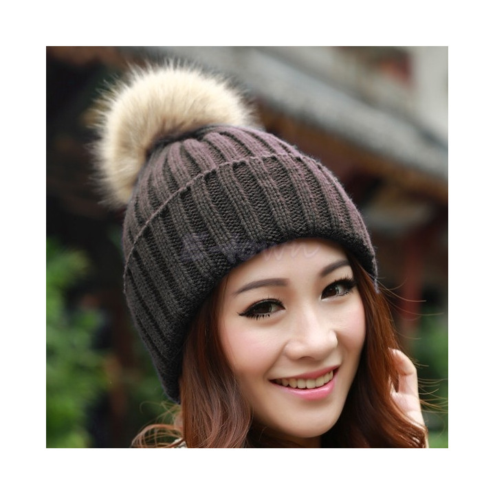 Bonnet coréen tricoté avec ponpon