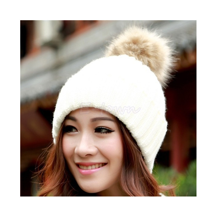 Bonnet coréen tricoté avec ponpon