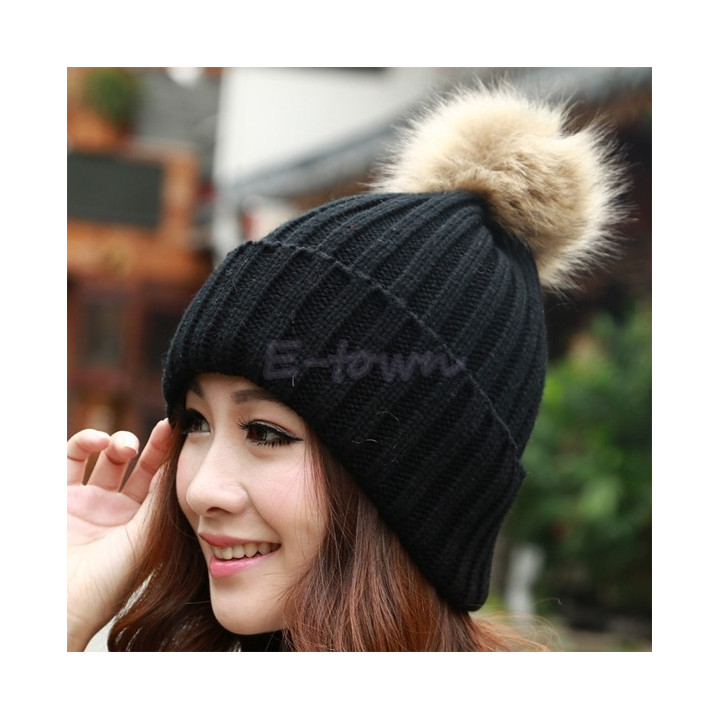 Bonnet coréen tricoté avec ponpon