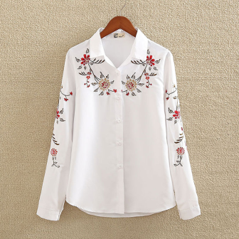 Chemise à fleurs brodées