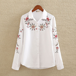 Chemise à fleurs brodées