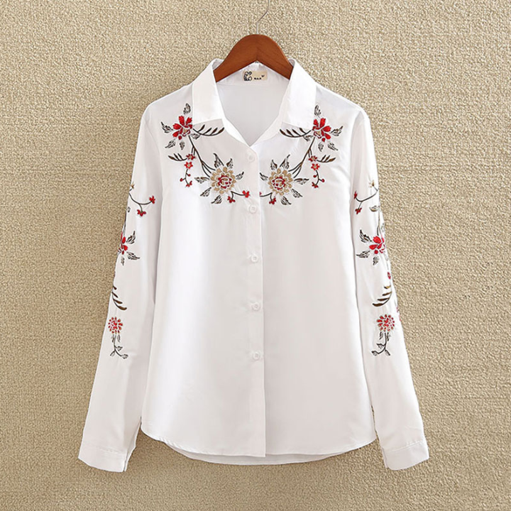 Chemise à fleurs brodées