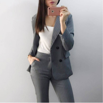 Ensemble gris à rayures