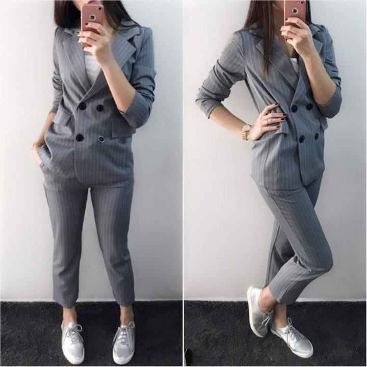 Ensemble gris à rayures