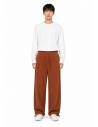 Pantalon coupe droite velours — porté de face