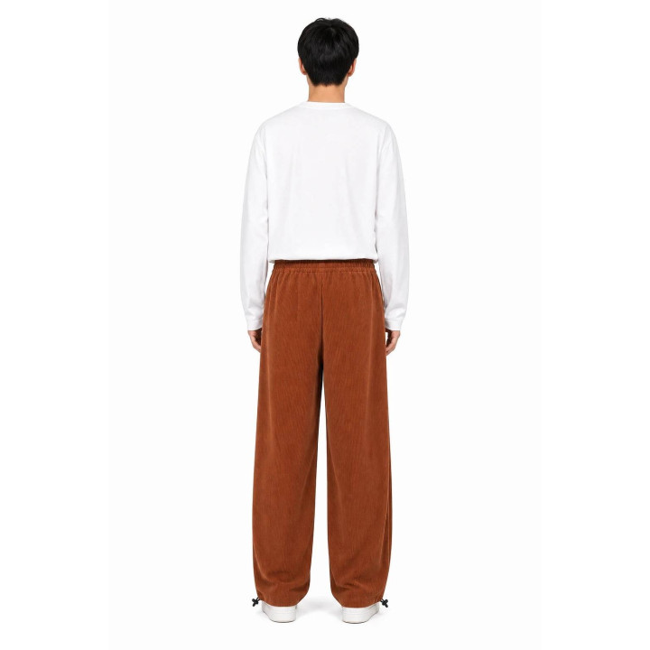 Pantalon coupe droite velours — porté de dos