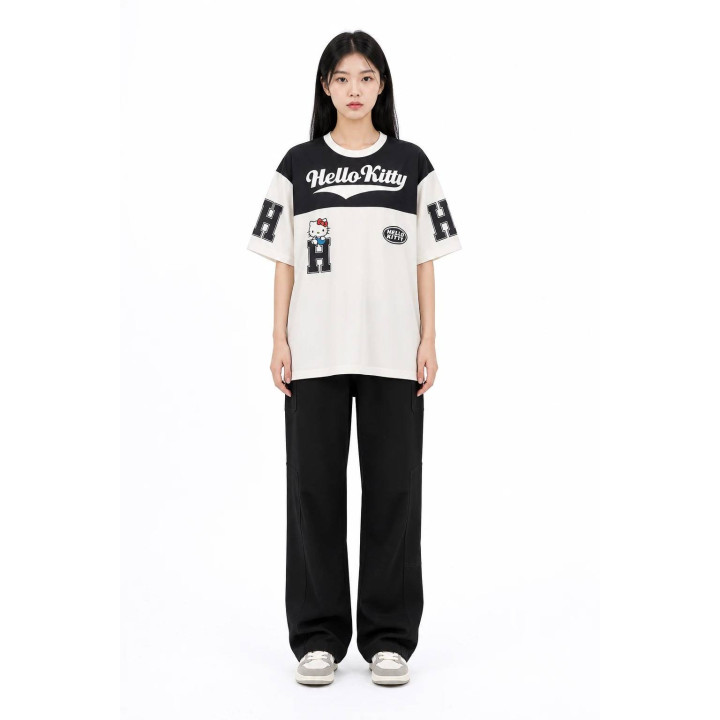 T-shirt Hello Kitty noir et blanc — porté de face