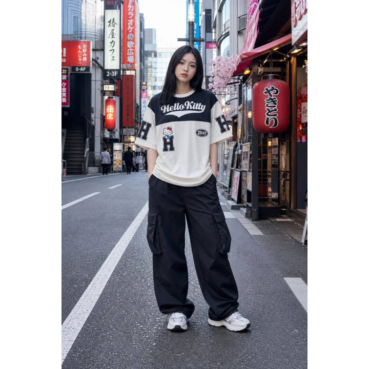 T-shirt Hello Kitty noir et blanc — lifestyle extérieur